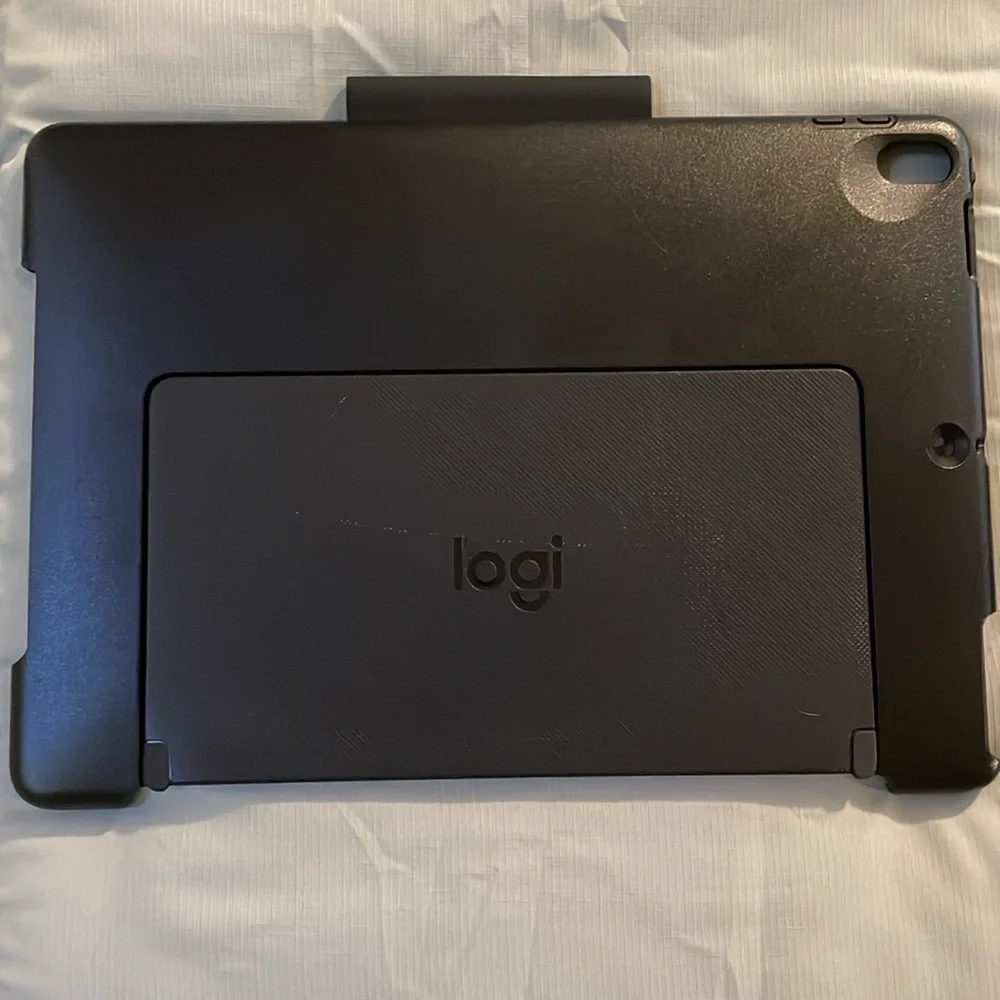 Logitech Y-B0011 iPad Pro Black Wireless Slim Combo QWERTY Keyboard Case